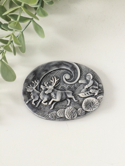 Магнит на холодильник «Погонщик оленей на фоне северного сияния (барельеф)», 6 см