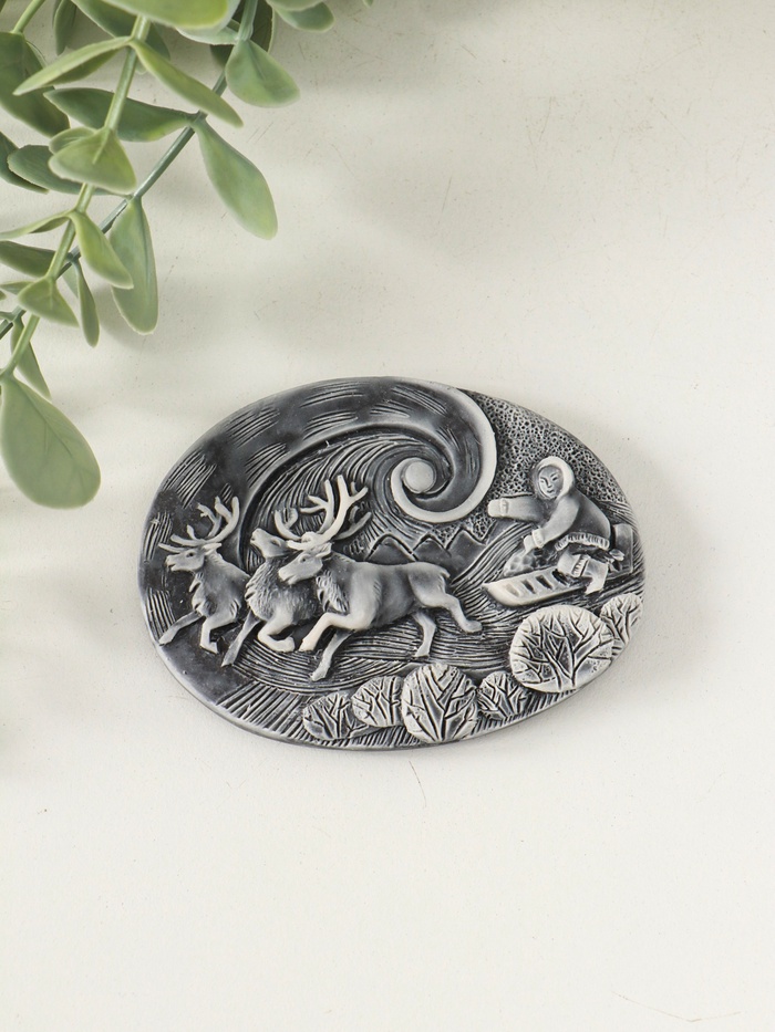 Магнит на холодильник «Погонщик оленей на фоне северного сияния (барельеф)», 6 см - Фото 1