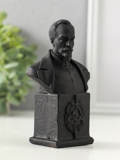 Бюст Дзержинского Ф.Э., гипс, 12×7.5×4 см, графит