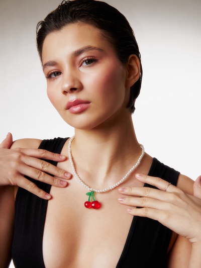 Кулон на жемчужной нитке «Вишня», цветной