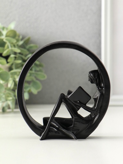 Сувенир полистоун «Девушка читает книгу», чёрный, 4×11.3×11.7 см