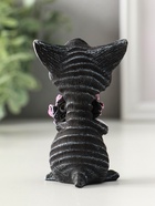 Фигура "Кот с цветами" 8 см - фото 61954875