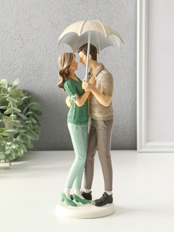 Фигура полистоун «Влюблённые в вязанных джемперах, под зонтом», 8.5×9.5×25.5 см - Фото 1
