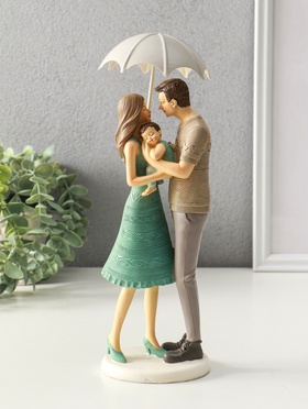 Сувенир полистоун "Папа, мама и малыш в вязанных нарядах, под зонтом" 8,5х9,5х25,5 см