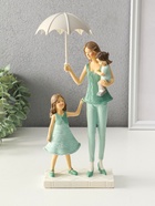 Сувенир полистоун "Мама с детьми в вязанных нарядах, под зонтом" 7,5х12,5х24 см - фото 61955176