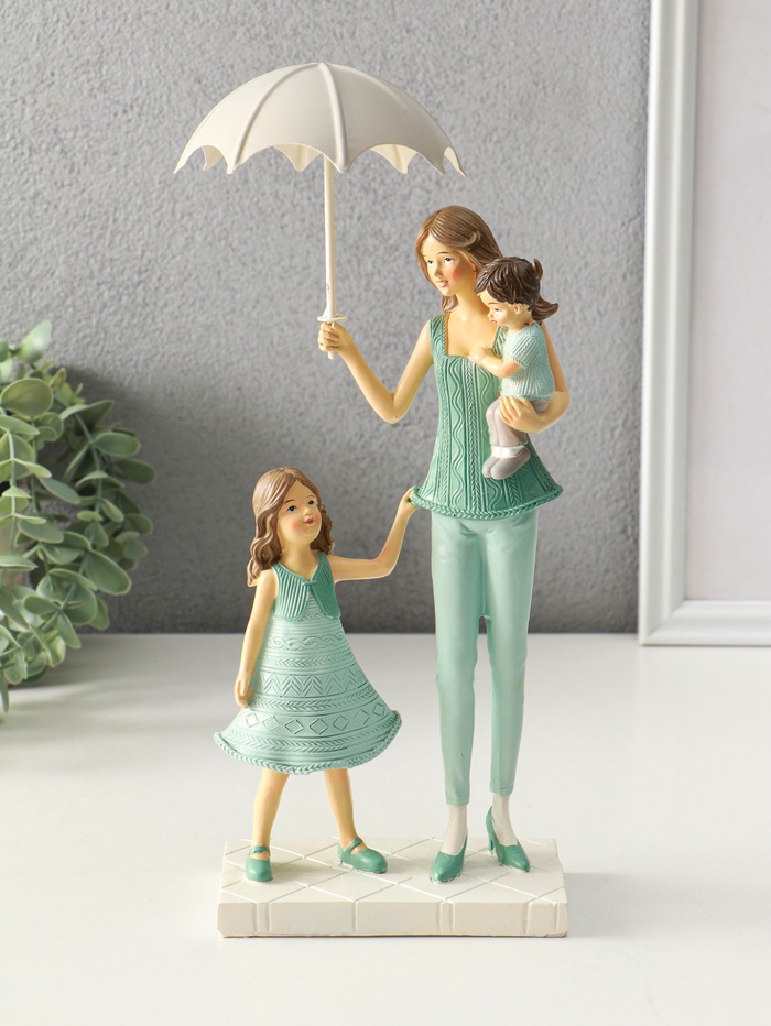 Фигура полистоун «Мама с детьми в вязанных нарядах, под зонтом», 7.5×12.5×24 см - Фото 1