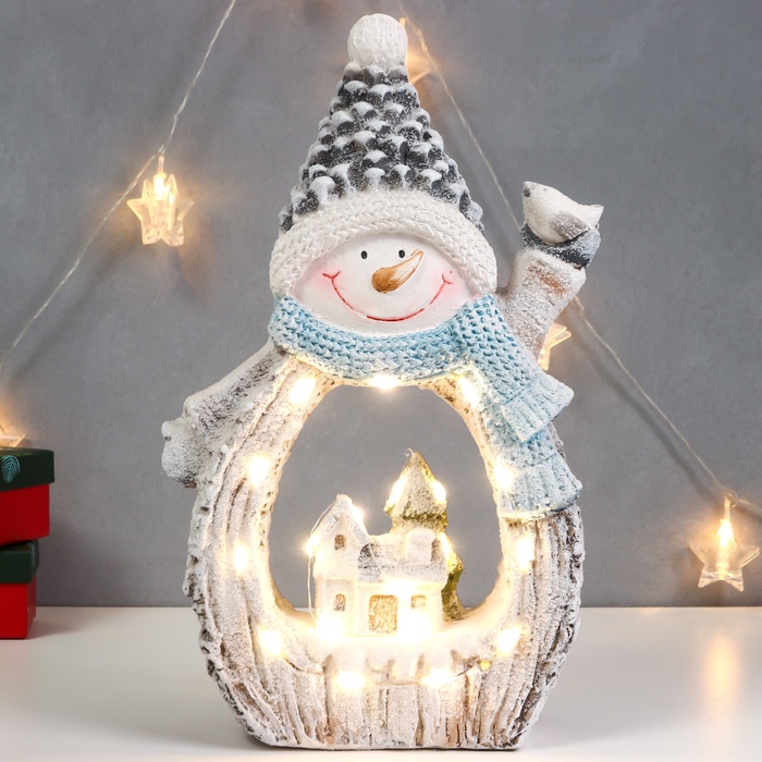 УЦЕНКА Сувенир керамика свет «Снеговик с птицей и зимним домиком, срез дерева» 41×25×9 см - Фото 1