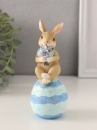 УЦЕНКА Сувенир полистоун "Зайчик на пасхальном яичке с букетом цветов" 6,5х5,5х14,5 см 10967038