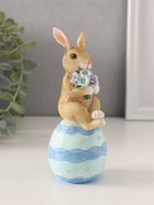 УЦЕНКА Сувенир полистоун "Зайчик на пасхальном яичке с букетом цветов" 6,5х5,5х14,5 см 10967038