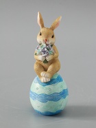 УЦЕНКА Сувенир полистоун "Зайчик на пасхальном яичке с букетом цветов" 6,5х5,5х14,5 см 10967038