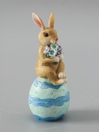 УЦЕНКА Сувенир полистоун "Зайчик на пасхальном яичке с букетом цветов" 6,5х5,5х14,5 см 10967038