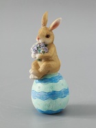 УЦЕНКА Сувенир полистоун "Зайчик на пасхальном яичке с букетом цветов" 6,5х5,5х14,5 см 10967038