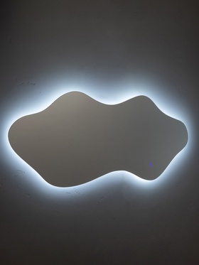 Зеркало настенное сенсорное, с LED – подсветкой, фигурное,120×50 см