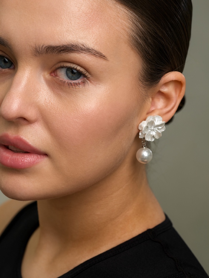 Серьги «Цветок с жемчугом», белые в серебре - Фото 1