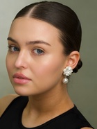 Серьги «Цветок с жемчугом», белые в серебре - Фото 4