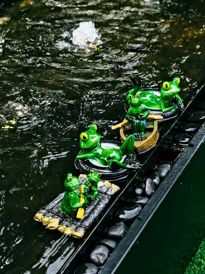 Садовая фигура из полистоуна «Лягушка на шине», 14×13×9.5 см, водоплавающая