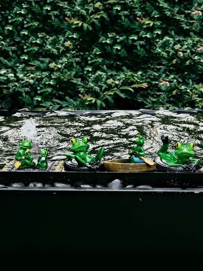 Садовая фигура из полистоуна «Лягушка на шине», 14×13×9.5 см, водоплавающая