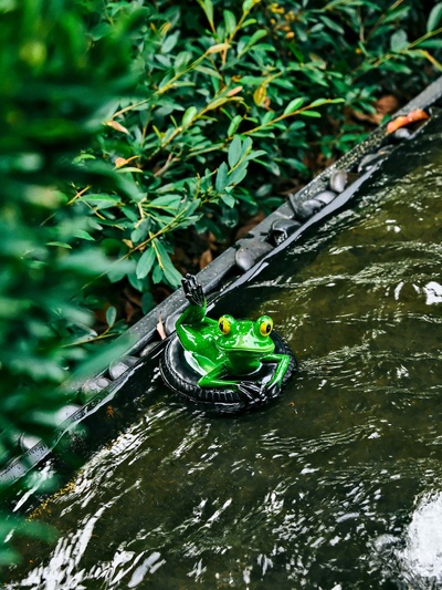 Садовая фигура из полистоуна «Лягушка на шине», 14×13×9.5 см, водоплавающая