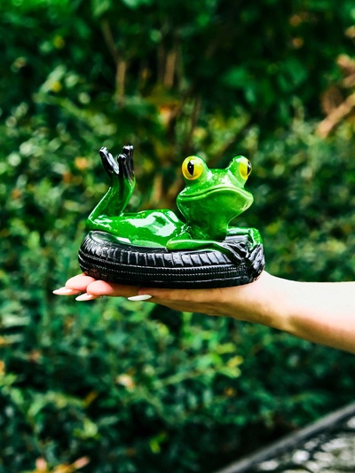 Садовая фигура из полистоуна «Лягушка на шине», 14×13×9.5 см, водоплавающая