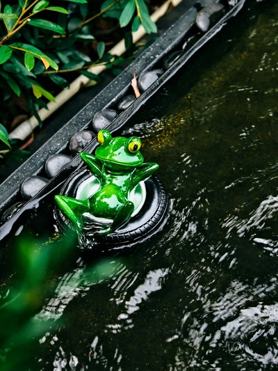 Садовая фигура из полистоуна «Лягушка лежит на шине», 14×13×9.5 см, водоплавающая