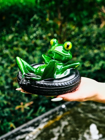 Садовая фигура из полистоуна «Лягушка лежит на шине», 14×13×9.5 см, водоплавающая