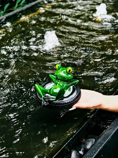 Садовая фигура из полистоуна «Лягушка лежит на шине», 14×13×9.5 см, водоплавающая