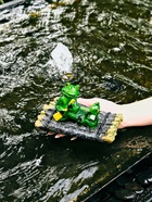 Садовая фигура 17 х 11 х 9,5 см "Лягушки на плоту" Водоплавающая 10924236