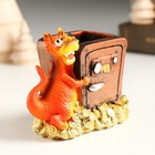 УЦЕНКА Сувенир полистоун карандашница "Дракоша у сейфа с монетами" 7.5х6.5х7,5 см 10971017