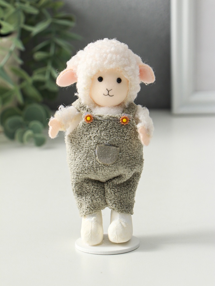 Фигурка «Белый барашек в зелёно-сером комбинезоне», 4×6.5×13 см - Фото 1