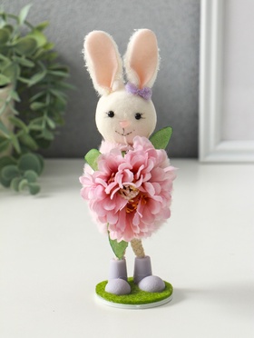 Фигурка пасхальная «Зайка в платьице с бутоном пиона в лапках», 5.5×5×19 см