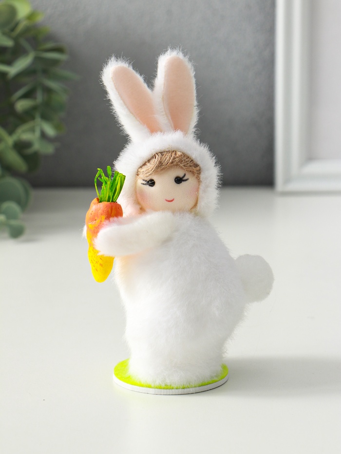 Фигурка пасхальная «Малыш в костюме кролика с морковкой», 7.5×5.5×14.5 см