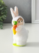 Фигурка пасхальная «Малыш в костюме кролика с морковкой», 7.5×5.5×14.5 см - фото 809381249