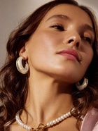 Серьги-кольца акрил «Тренд», цвет молочный в золоте - Фото 2