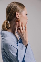 Серьги-кольца акрил «Тренд», янтарные в золоте - Фото 2