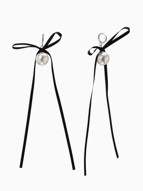 {{photo.Alt || photo.Description || 'Серьги «Бантик с жемчугом», №16, белый, чёрный в серебре'}}