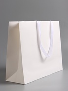 Пакет подарочный ламинированный горизонтальный «Белый», 40×32×13 см - Фото 3