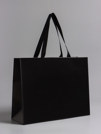 Пакет подарочный ламинированный горизонтальный «Черный», 32×25×11 см