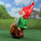 Садовая фигура "Гном с пивом" 18х13х36см - Фото 2