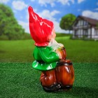 Садовая фигура "Гном с пивом"  18х13х36см - Фото 7