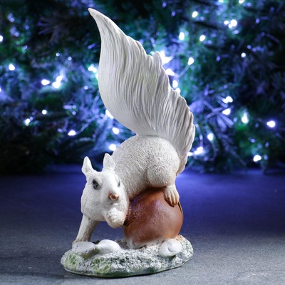 УЦЕНКА Фигура "Белка на большом орехе" 30х17х12см