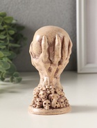 Статуэтка "Череп на руке" высота 12 см, цвет слоновая кость - фото 65465402