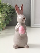 Фигурка керамика «Зайка с пасхальным яичком», серый, 5.5×6.2×15 см - фото 65466349