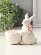 Фигурка - подставка для яйца керамика «Зайка с цветком», белый, 10.5×4.5×10 см - Фото 2