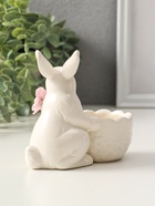 Фигурка - подставка для яйца керамика «Зайка с цветком», белый, 10.5×4.5×10 см - Фото 4
