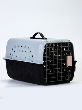 {{photo.Alt || photo.Description || 'УЦЕНКА Переноска для животных пластиковая с металлической дверью 47×30×35 см, вес до 12 кг, серая'}}