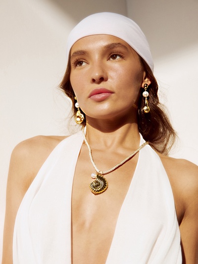 Кулон на шнурке «Ракушка», цвет бело-золотой