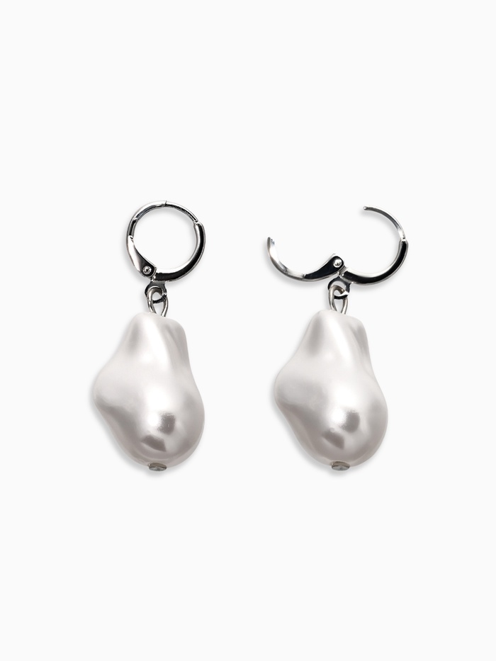 Серьги кольца с подвесками «Жемчуг барокко», белые в серебре - Фото 1