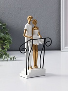 Сувенир полистоун "Парочка стоит на лестнице с перилами" бело-золотой 4,4х12,5х21 см 10954814