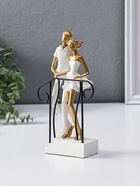 Сувенир полистоун "Парочка стоит на лестнице с перилами" бело-золотой 4,4х12,5х21 см 10954814