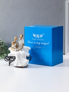 Сувенир полистоун "Родители с малышом на диванчике" бело-золотой 12,5х18х22,5 см - фото 65568752